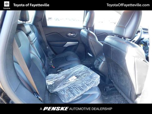 Used 2017 Jeep Cherokee Trailhawk image 4