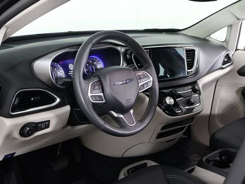 Used 2024 Chrysler Pacifica Touring-L FWD image 26