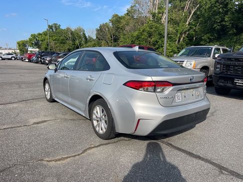 Used 2024 Toyota Corolla LE w/ LE Convenience Package FWD image 3