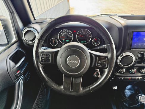 Used 2017 Jeep Wrangler Unlimited Sahara w/ Connectivity Group AWD/4WD image 18