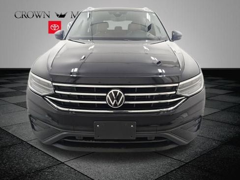 Used 2023 Volkswagen Tiguan SE w/ Panoramic Sunroof Package image 2