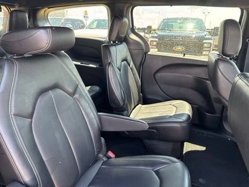 Used 2025 Chrysler Pacifica Select FWD image 8