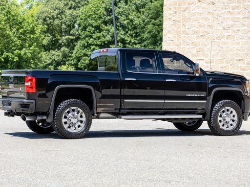 Used 2017 GMC Sierra 2500 Denali w/ Duramax Plus Package AWD/4WD image 15