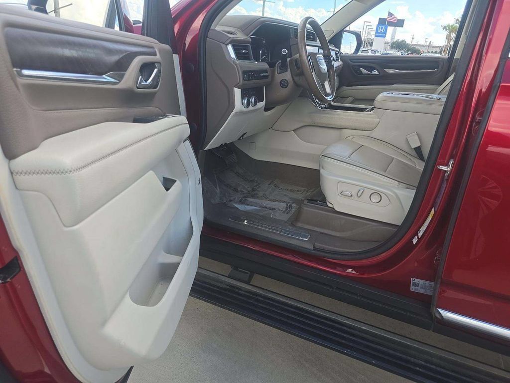 Used 2021 GMC Yukon Denali w/ Denali Premium Package AWD/4WD image 4