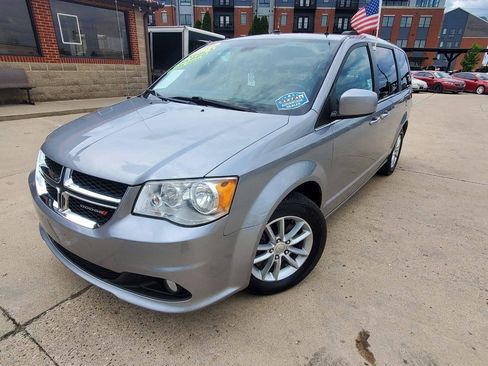 Used 2019 Dodge Grand Caravan SXT FWD image 3