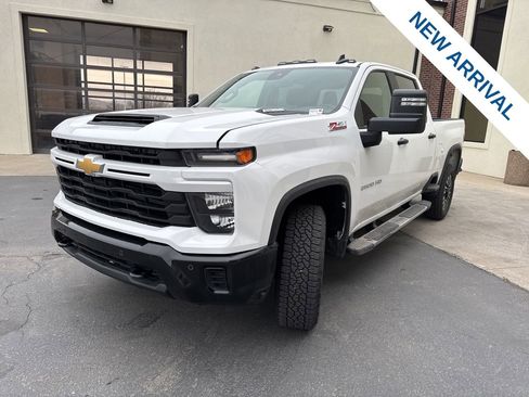 Used 2025 Chevrolet Silverado 2500 Custom w/ Custom Value Package image 3