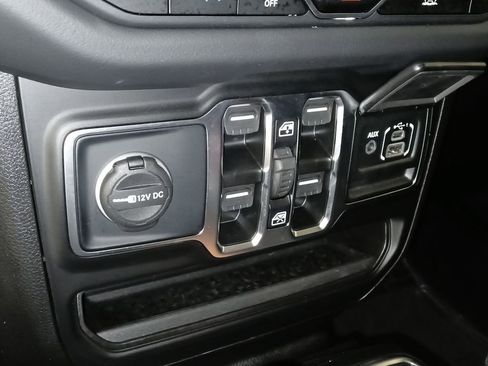 Used 2025 Jeep Wrangler Unlimited Sahara image 19