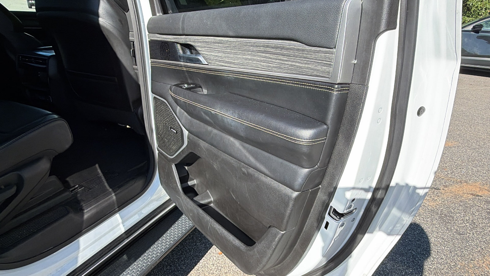 Used 2024 Jeep Wagoneer L Series II w/ Flexible Seating Group AWD/4WD image 20