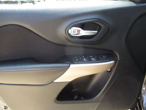 Used 2018 Jeep Cherokee Latitude FWD image 27