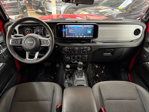 Used 2025 Jeep Wrangler Unlimited Sahara AWD/4WD image 33
