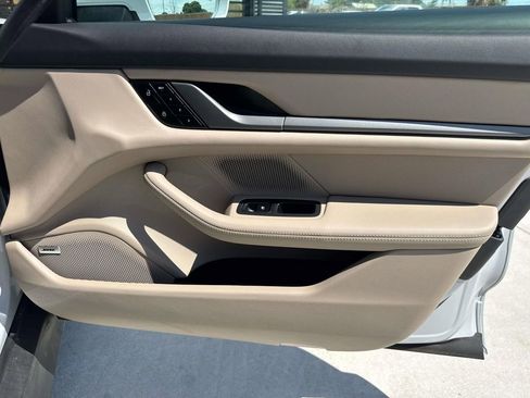 Used 2025 Porsche Taycan image 18
