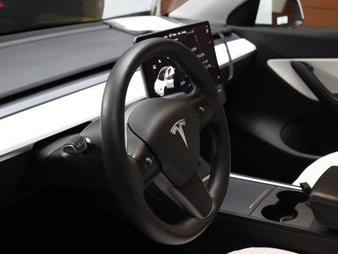 Used 2022 Tesla Model Y Long Range image 34