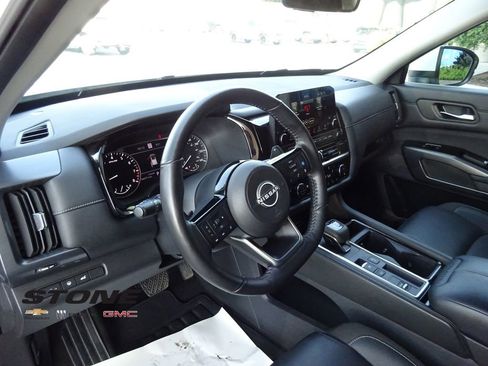 Used 2024 Nissan Pathfinder SL image 12