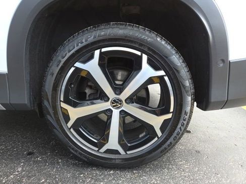 Used 2025 Volkswagen Tiguan SE AWD/4WD image 23