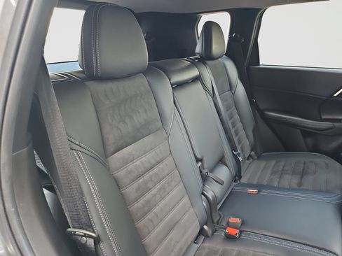 Used 2023 Mitsubishi Outlander SE AWD/4WD image 39
