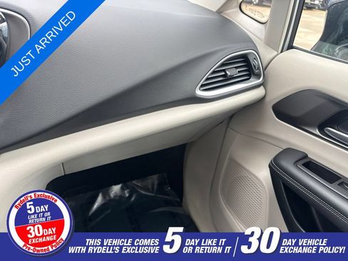 Certified 2024 Chrysler Pacifica Touring-L FWD image 17