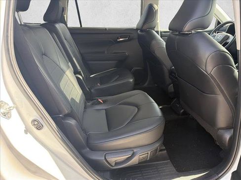Used 2024 Toyota Highlander XLE FWD image 23