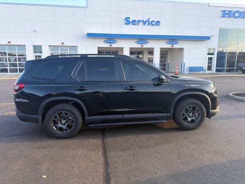 Used 2025 Honda Pilot TrailSport image 30