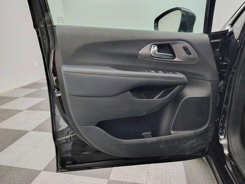 Used 2025 Chrysler Pacifica Select FWD image 10