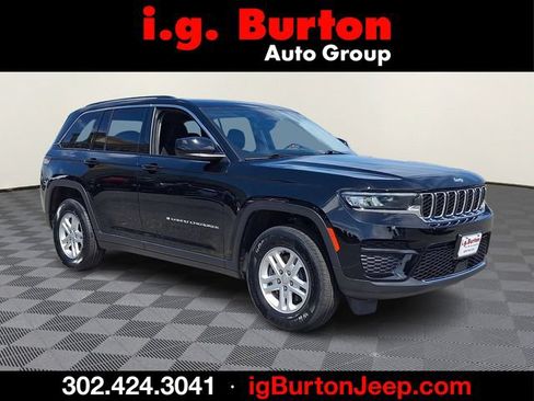 Used 2023 Jeep Grand Cherokee Laredo AWD/4WD image 1