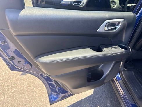 Used 2019 Nissan Pathfinder SL FWD image 21