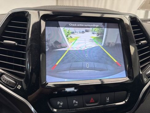 Used 2021 Jeep Cherokee Limited image 25