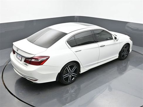 Used 2017 Honda Accord Touring image 17