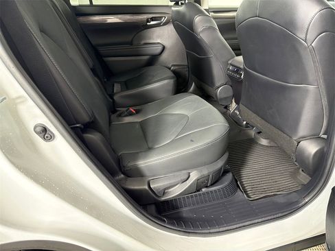 Used 2025 Toyota Highlander Platinum image 17