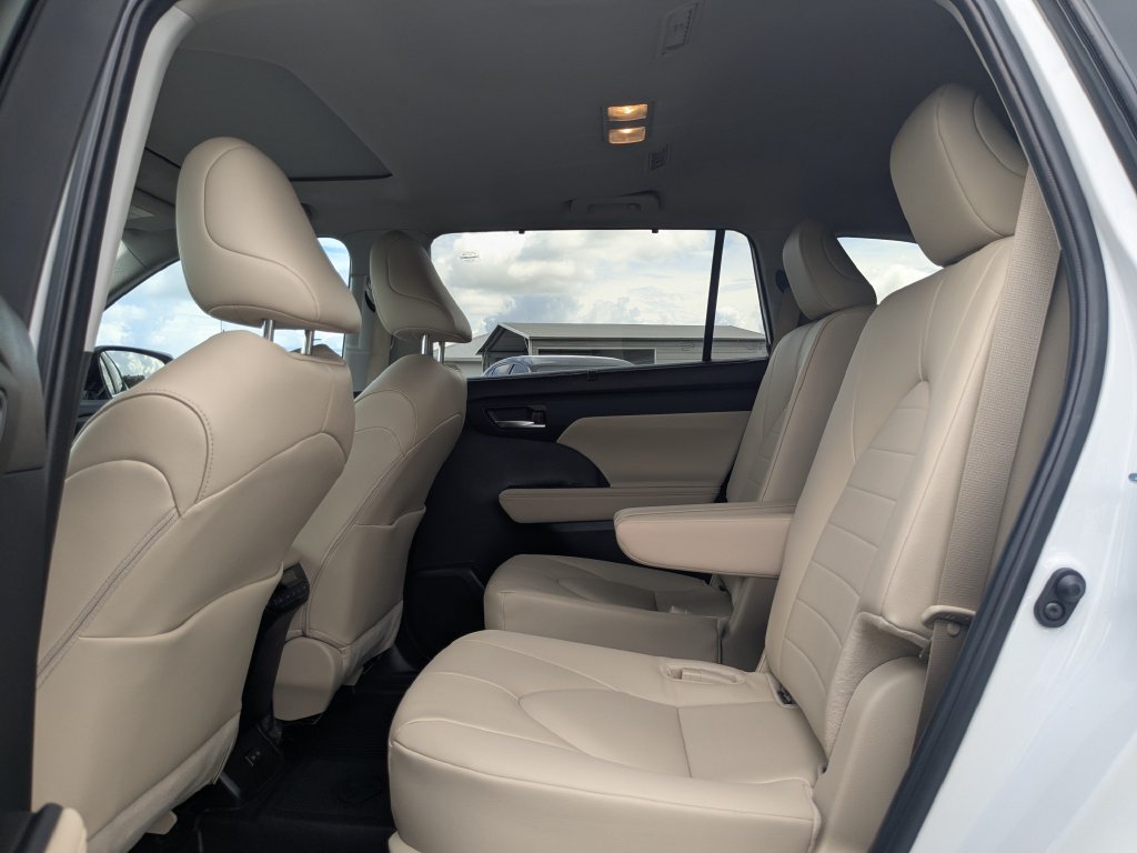 Used 2024 Toyota Highlander XLE FWD image 16