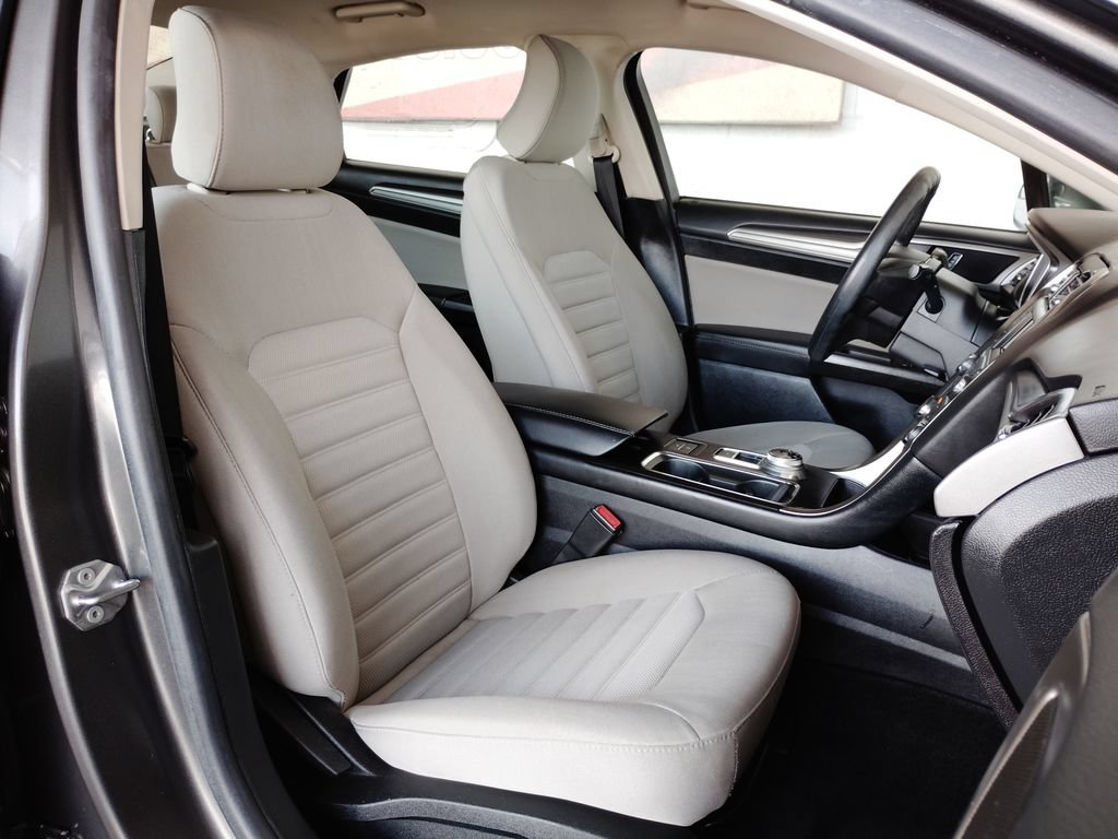 Used 2019 Ford Fusion SE FWD image 15
