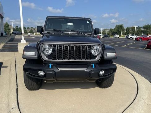 Used 2024 Jeep Wrangler Unlimited w/ Convenience Group AWD/4WD image 11