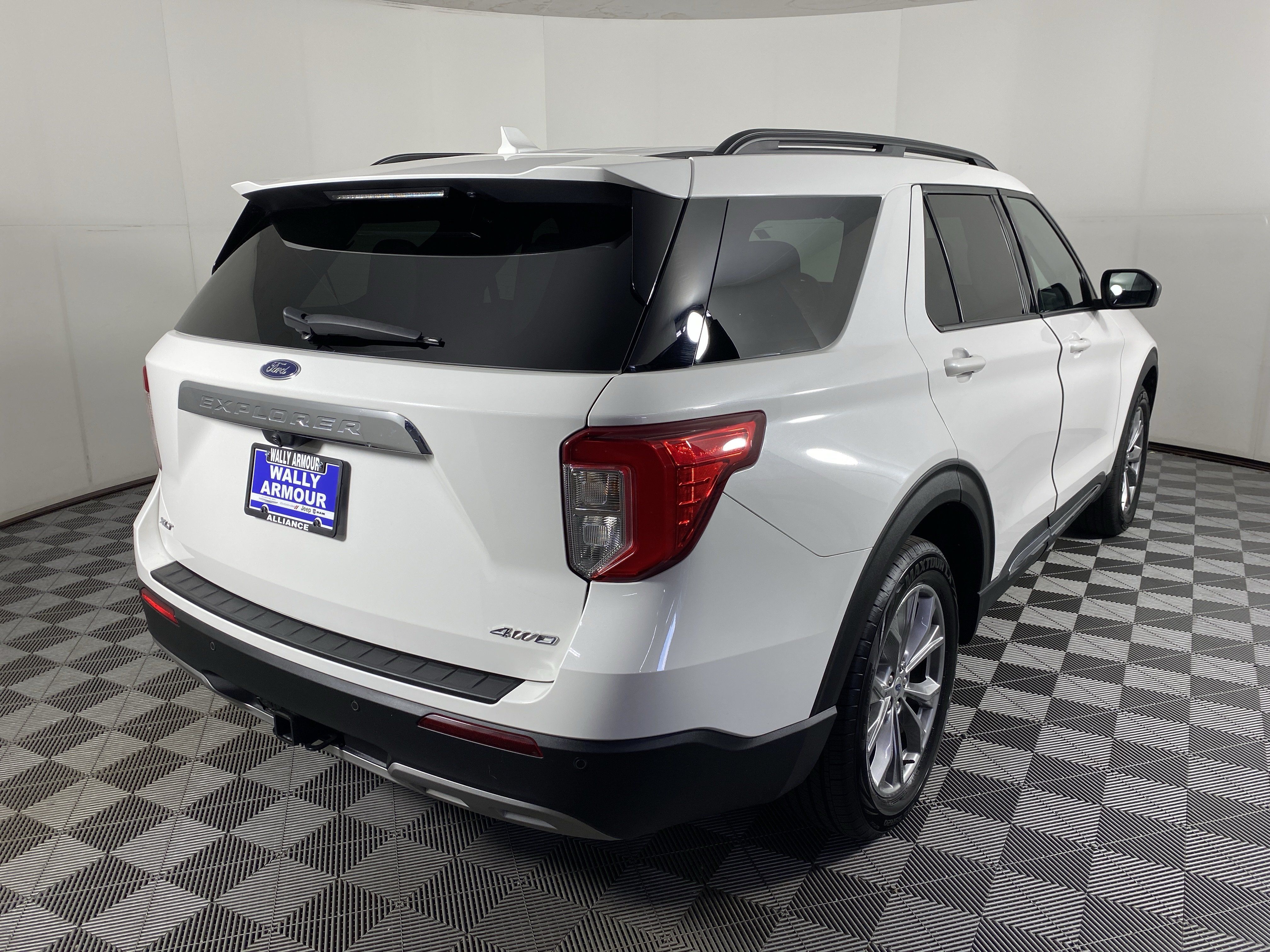 Used 2022 Ford Explorer XLT w/ Equipment Group 202A AWD/4WD image 9