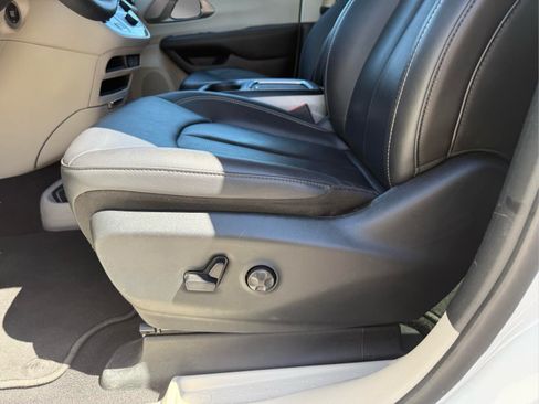 Used 2024 Chrysler Pacifica Touring-L FWD image 14