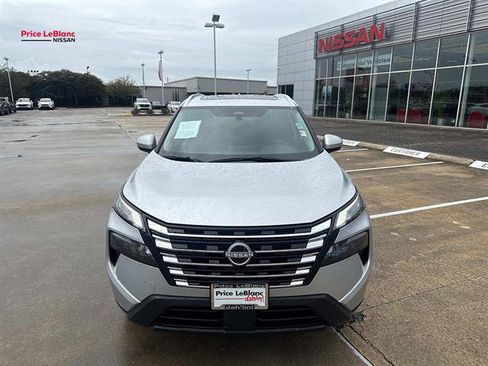 Used 2025 Nissan Rogue SV w/ SV Premium Package FWD image 2
