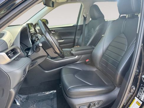 Used 2021 Toyota Highlander XLE AWD/4WD image 9