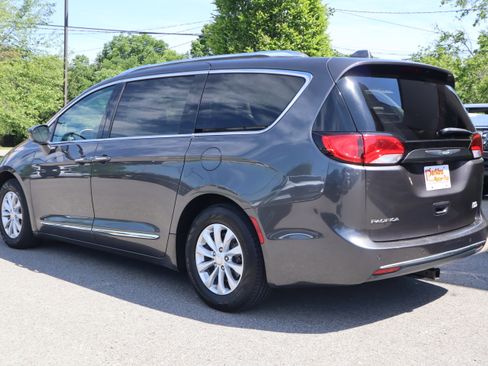 Used 2018 Chrysler Pacifica Touring-L Plus FWD image 9