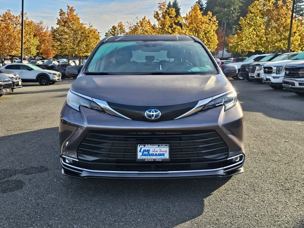 Used 2021 Toyota Sienna XLE FWD image 2
