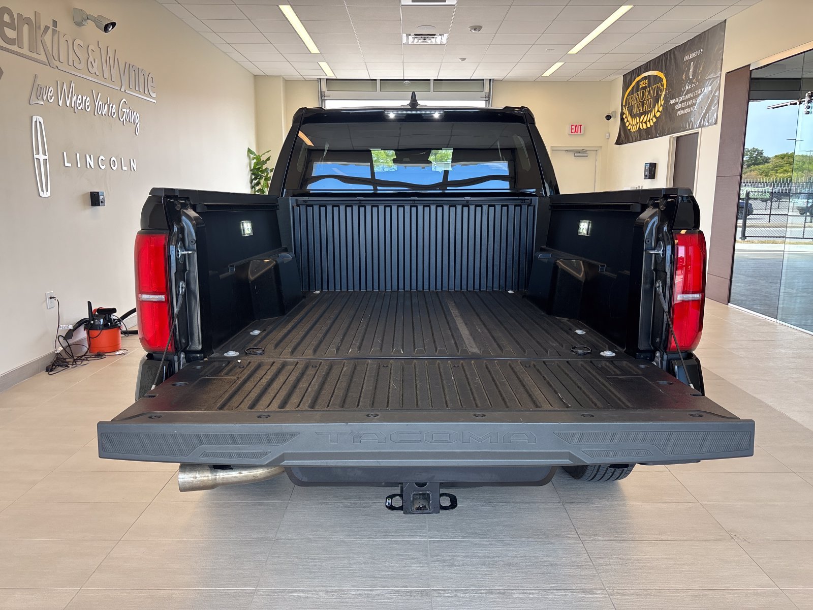 Used 2025 Toyota Tacoma TRD Sport AWD/4WD image 10