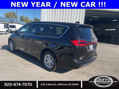 Used 2025 Chrysler Pacifica Select