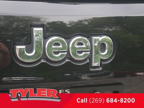 Used 2021 Jeep Grand Cherokee Limited AWD/4WD image 15