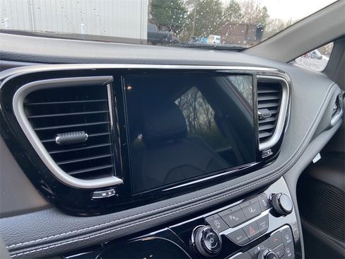 New 2026 Chrysler Pacifica Select image 18