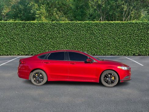 Used 2018 Ford Fusion SE w/ Fusion SE Technology Package image 2