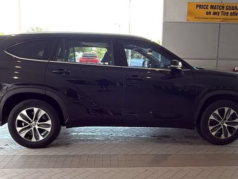Certified 2021 Toyota Highlander XLE FWD image 11