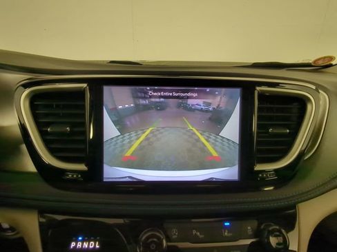 Used 2021 Chrysler Pacifica Touring-L image 22