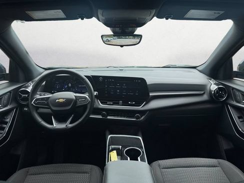 Used 2025 Chevrolet Equinox LT w/ Safety and Technology Package FWD image 11