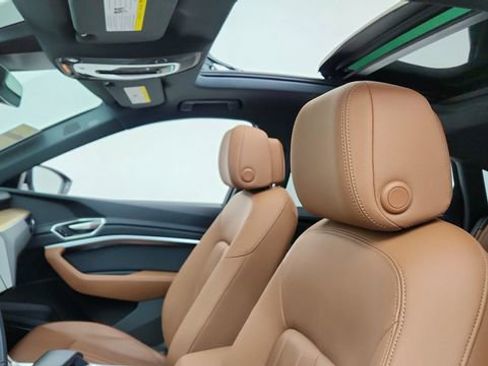 Used 2024 Audi Q8 e-tron Premium Plus w/ Premium Plus Package image 32