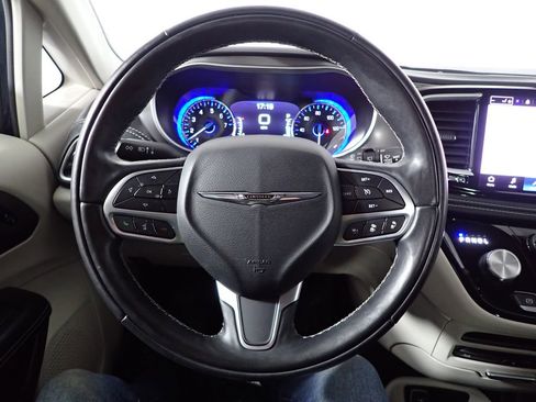 Used 2022 Chrysler Pacifica Touring-L w/ Uconnect Theater Family Group image 29