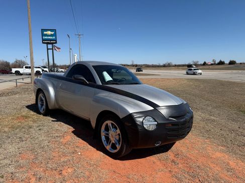 Used 2005 Chevrolet SSR w/ Preferred Equipment Group image 3