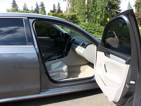 Used 2013 Volkswagen Passat 2.5 SE FWD image 14