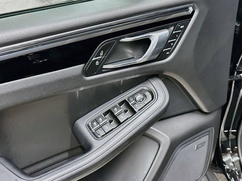Used 2026 Porsche Macan AWD/4WD image 19